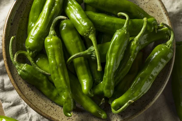 Bir kase içinde ham yeşil organik Shishito biber