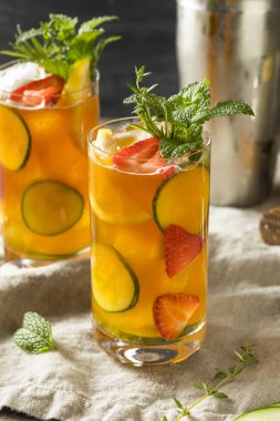 Tatlı meyve ve nane ile Pimms Kupası kokteyl serinletici