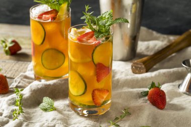 Tatlı meyve ve nane ile Pimms Kupası kokteyl serinletici