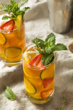 Tatlı meyve ve nane ile Pimms Kupası kokteyl serinletici