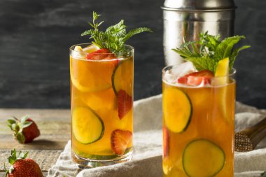Tatlı meyve ve nane ile Pimms Kupası kokteyl serinletici