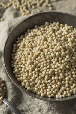 Kase içinde çiğ organik kuskus