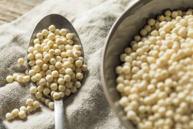 Kase içinde çiğ organik kuskus