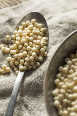 Kase içinde çiğ organik kuskus