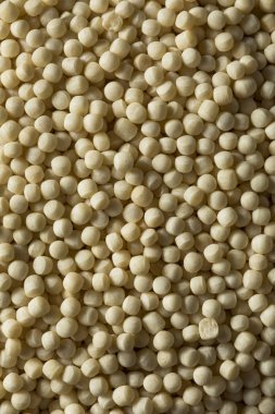 Kase içinde çiğ organik kuskus