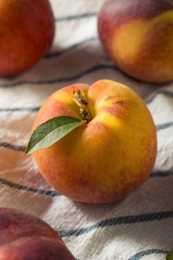 Ham organik portakal şeftali yemek için hazır