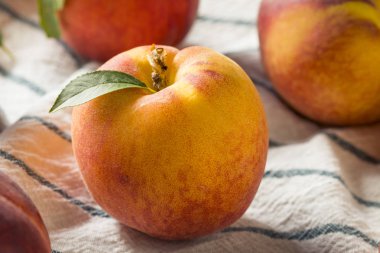 Ham organik portakal şeftali yemek için hazır