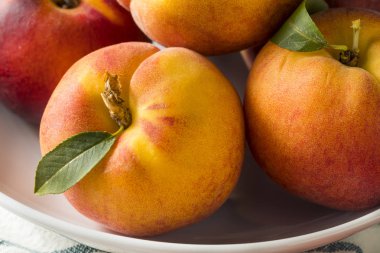 Ham organik portakal şeftali yemek için hazır