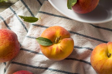 Ham organik portakal şeftali yemek için hazır