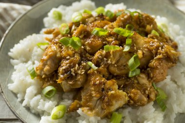 Ev yapımı susamlı tavuk ve pirinç yeşil soğan ile