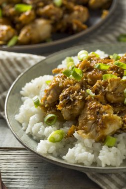Ev yapımı susamlı tavuk ve pirinç yeşil soğan ile