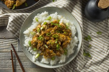 Ev yapımı susamlı tavuk ve pirinç yeşil soğan ile