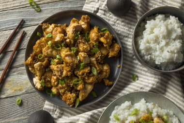 Ev yapımı susamlı tavuk ve pirinç yeşil soğan ile