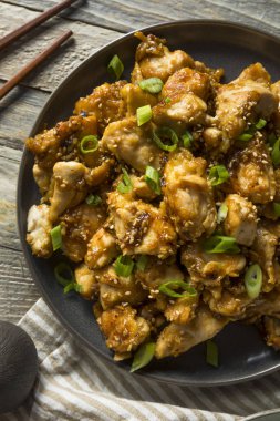 Ev yapımı susamlı tavuk ve pirinç yeşil soğan ile