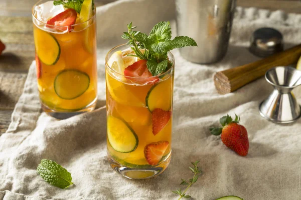 Sweet Vernieuwen Pimms Cup Cocktail Met Fruit Munt — Stockfoto