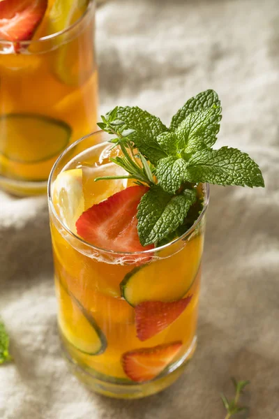 Sweet Vernieuwen Pimms Cup Cocktail Met Fruit Munt — Stockfoto