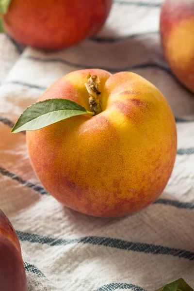 Rauwe Biologische Oranje Perziken Klaar Eten — Stockfoto