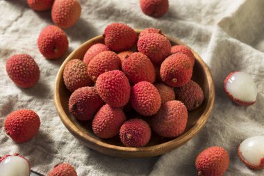 Çiğ kırmızı organik Lychee meyve yemeye hazır