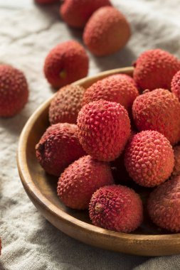 Çiğ kırmızı organik Lychee meyve yemeye hazır