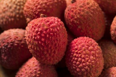 Çiğ kırmızı organik Lychee meyve yemeye hazır