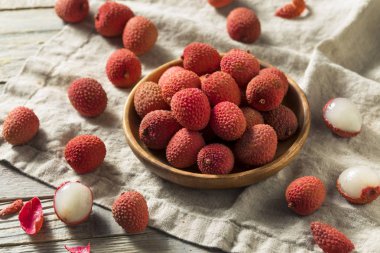 Çiğ kırmızı organik Lychee meyve yemeye hazır