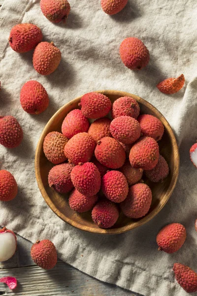 Çiğ kırmızı organik Lychee meyve yemeye hazır