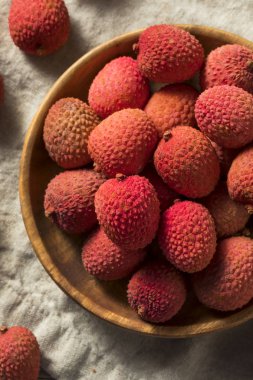 Çiğ kırmızı organik Lychee meyve yemeye hazır