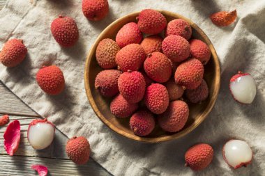 Çiğ kırmızı organik Lychee meyve yemeye hazır