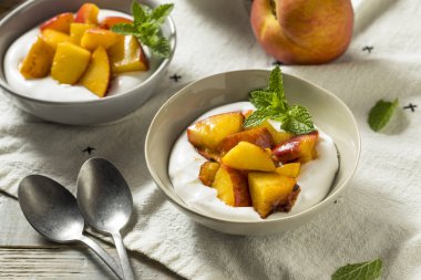 Ev yapımı tatlı şeftali ve krem nane ile