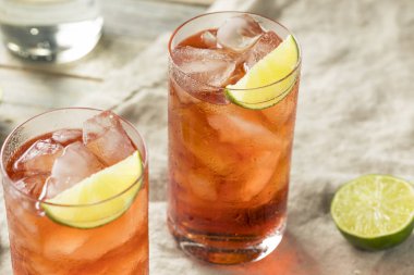 Ev yapımı tatlı Cape Codder kokteyl kireç ve votka ile