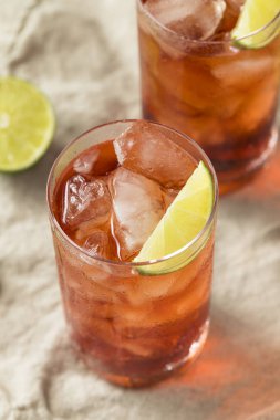 Ev yapımı tatlı Cape Codder kokteyl kireç ve votka ile