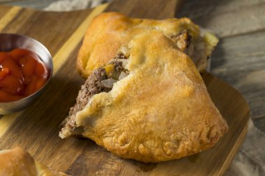 Ev yapımı üst Michigan Mantı etli börek ketçap ile