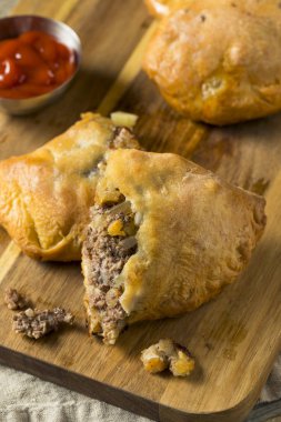 Ev yapımı üst Michigan Mantı etli börek ketçap ile