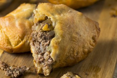 Ev yapımı üst Michigan Mantı etli börek ketçap ile