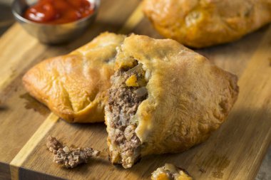 Ev yapımı üst Michigan Mantı etli börek ketçap ile