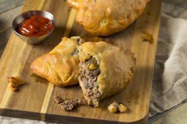 Ev yapımı üst Michigan Mantı etli börek ketçap ile