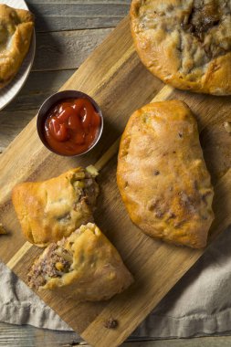 Ev yapımı üst Michigan Mantı etli börek ketçap ile