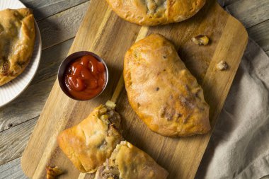 Ev yapımı üst Michigan Mantı etli börek ketçap ile