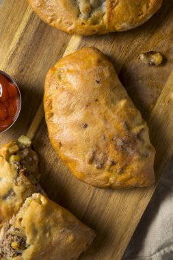 Ev yapımı üst Michigan Mantı etli börek ketçap ile