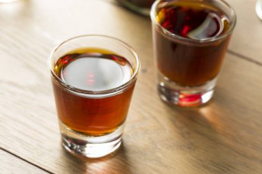 Bir bardak kırmızı yaban eriği cin likör