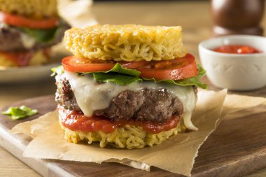 Ev yapımı Ramen peynirli Burger marul ve domates