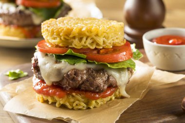 Ev yapımı Ramen peynirli Burger marul ve domates