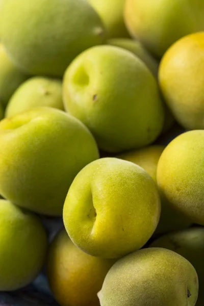 Fruta Ume Orgánica Verde Cruda Lista Para Comer — Foto de Stock