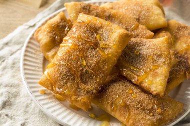 Ev yapımı Deep Fried Meksika Sopapillas tarçın şeker