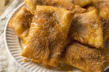 Ev yapımı Deep Fried Meksika Sopapillas tarçın şeker