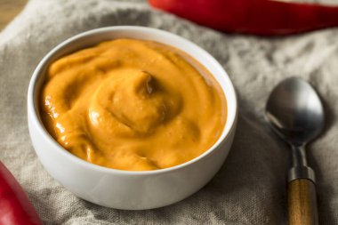 Ev yapımı baharatlı Mayo Aioli hazır kullanım için