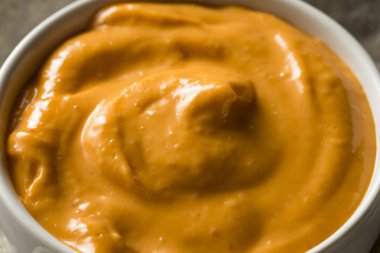Ev yapımı baharatlı Mayo Aioli hazır kullanım için