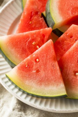 Yaz için ham pembe organik çekirdeksiz karpuz dilimleri