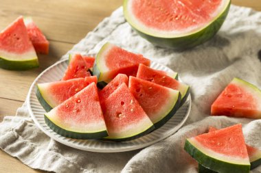 Yaz için ham pembe organik çekirdeksiz karpuz dilimleri