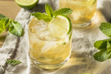 Ev yapımı Moskova katır zencefil ve limon düzenli bir cam ile